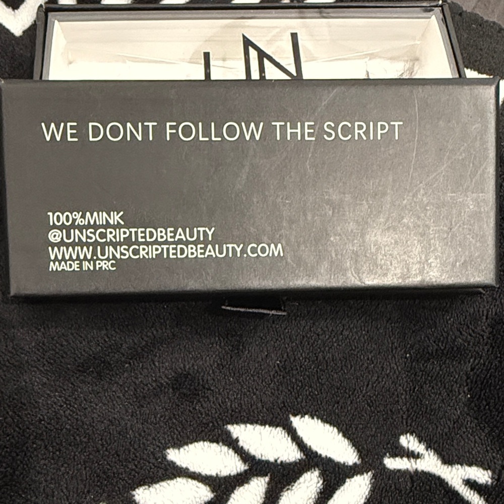 2 New Unscripted Risky False Eyelashes - Picture 3 of 3